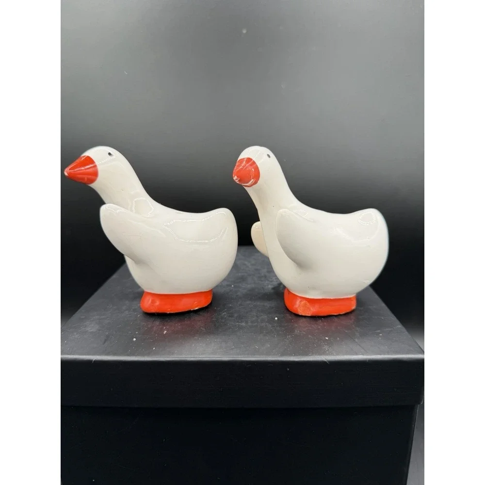 Vintage Hugging Geese Salt & Pepper Shakers 🪿🤍 Ceramic Farmhouse Kitchen Decor